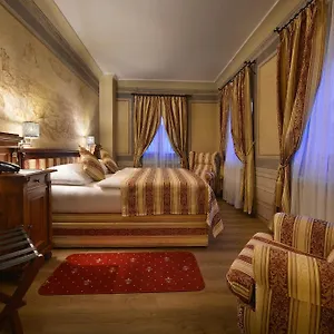 4* מלון The Charles